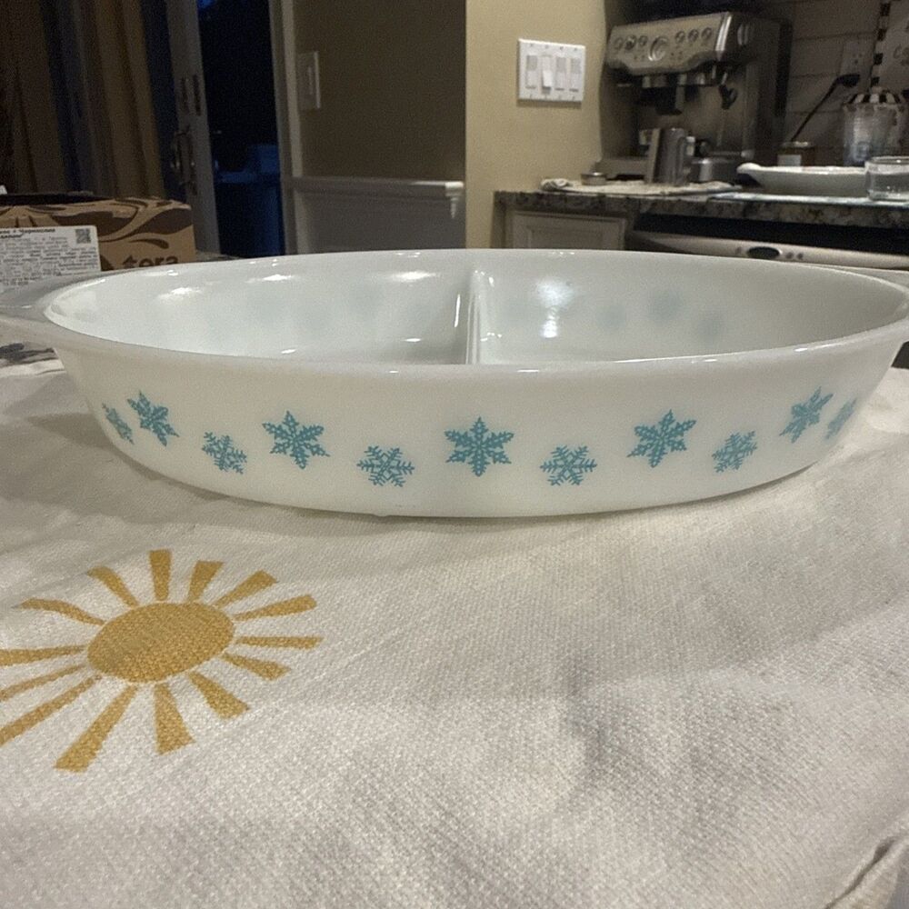 PYREX Casserole 1 1/2 Qt Snowflake White Oval Divided Dish No Lid Vintage - Picture 2 of 6